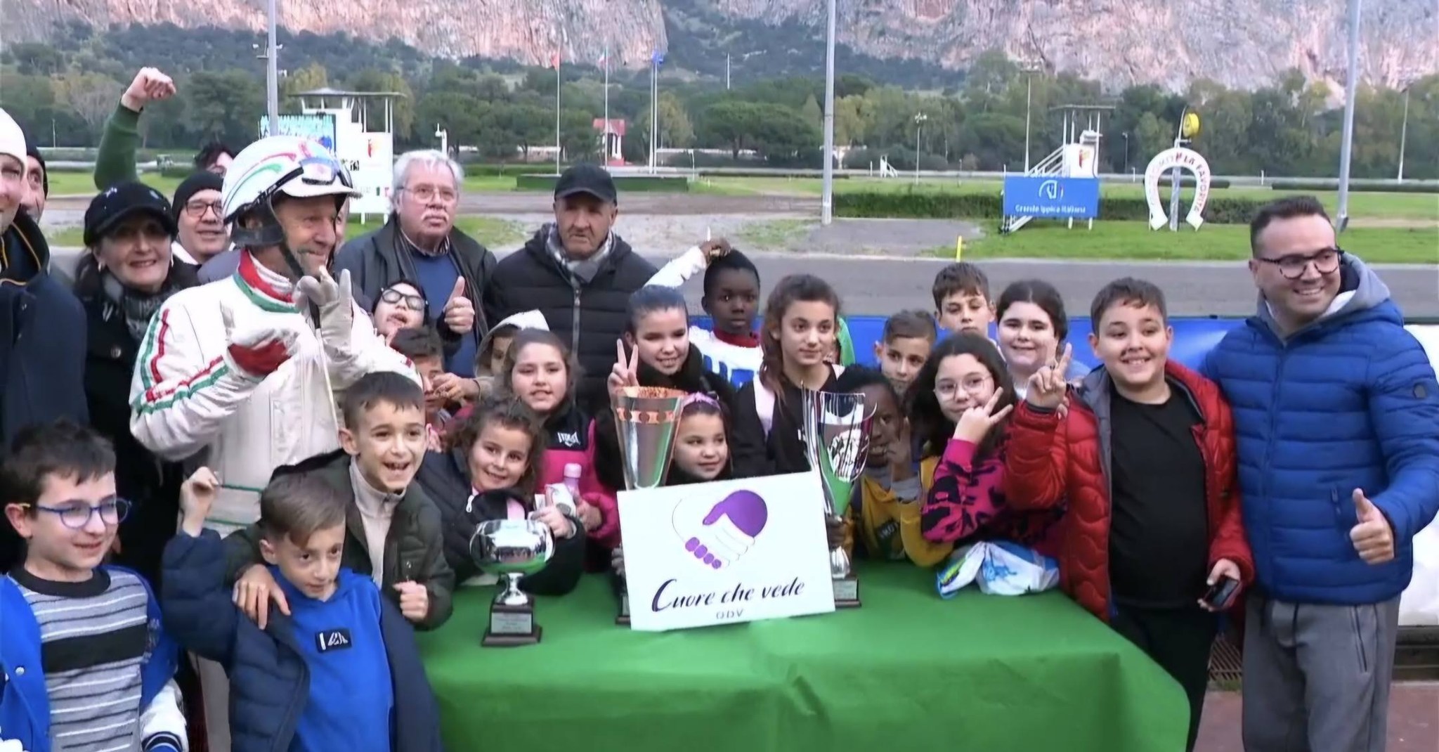 Gentlemen, gran finale alla Favorita: Andrea Sessa trionfa e Palermo chiude l’anno tra i Sorrisi e gli Abbracci dei bambini del “Cuore Che Vede”
